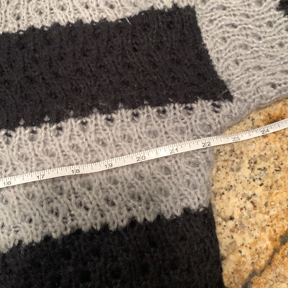 Black & Grey cropped sweater - Picture 6 of 8